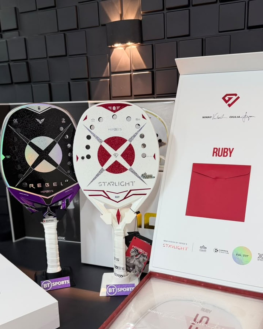 Raquetes Heroe's Ruby e Rebel em exposição na BT Sports