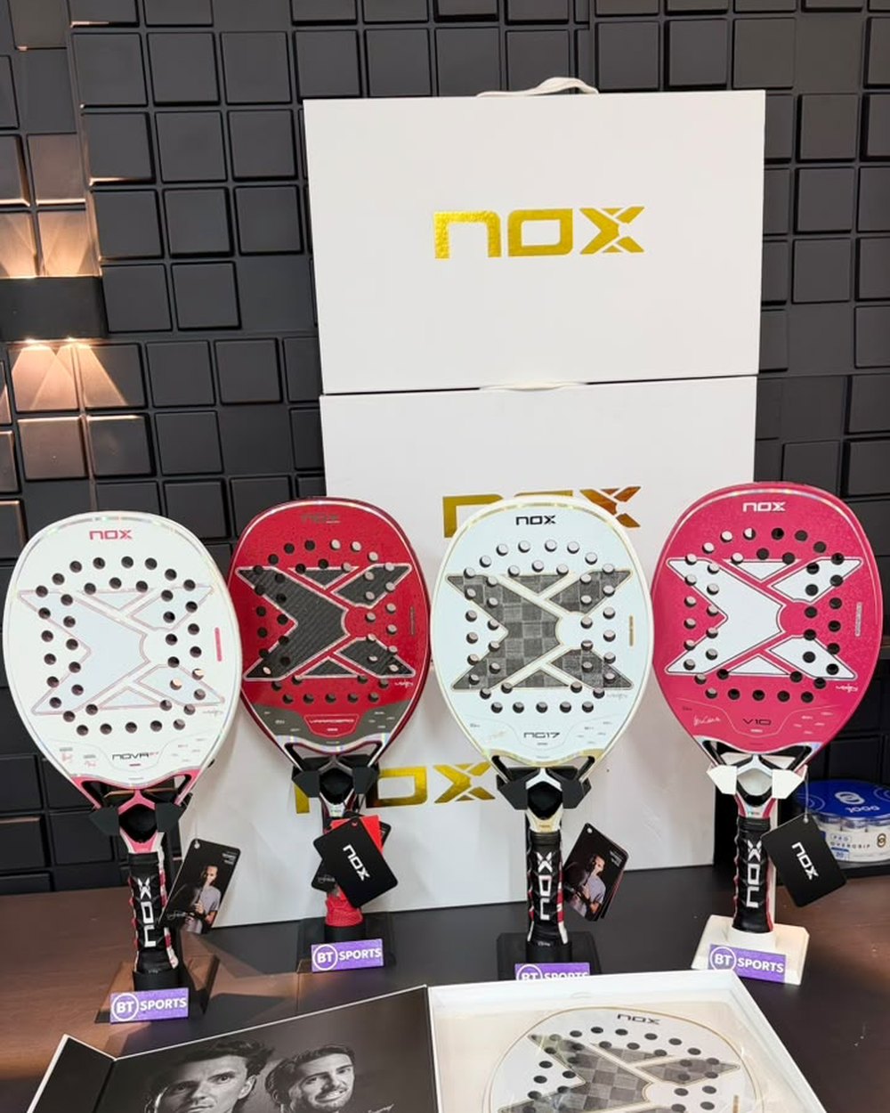 Linha de raquetes Nox em exposição na BT Sports