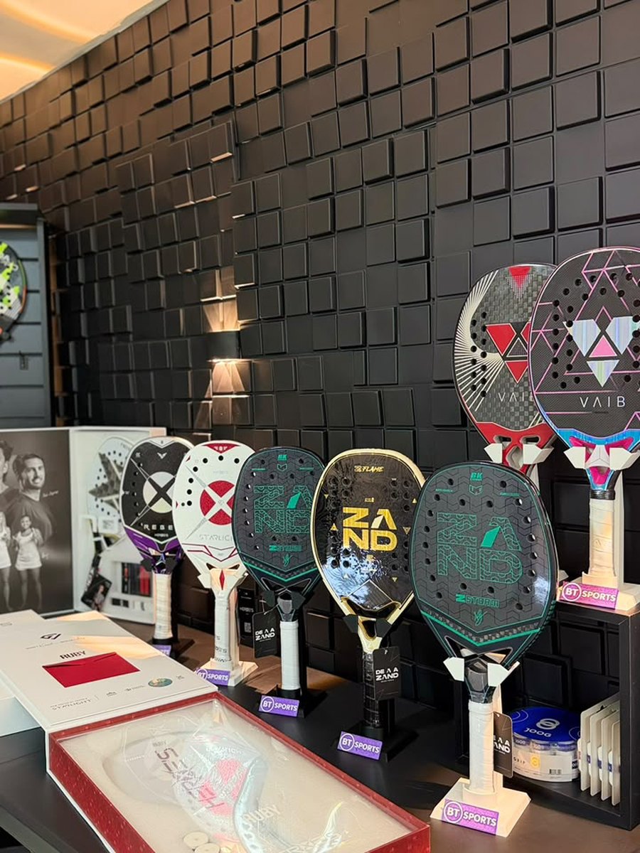 Mesa de exposição da BT Sports com raquetes das marcas Zand e Vaib