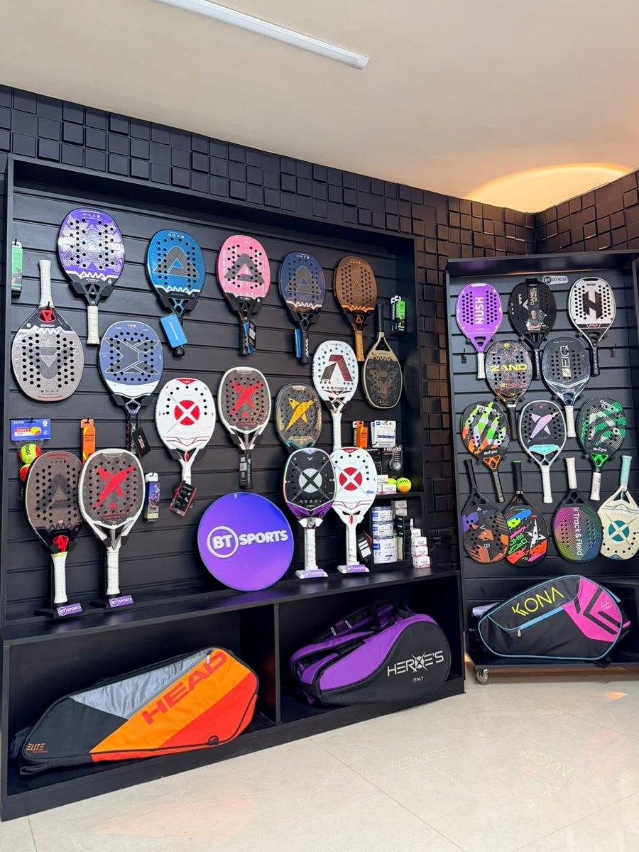 Parede da loja BT Sports com raquetes de beach tennis expostas